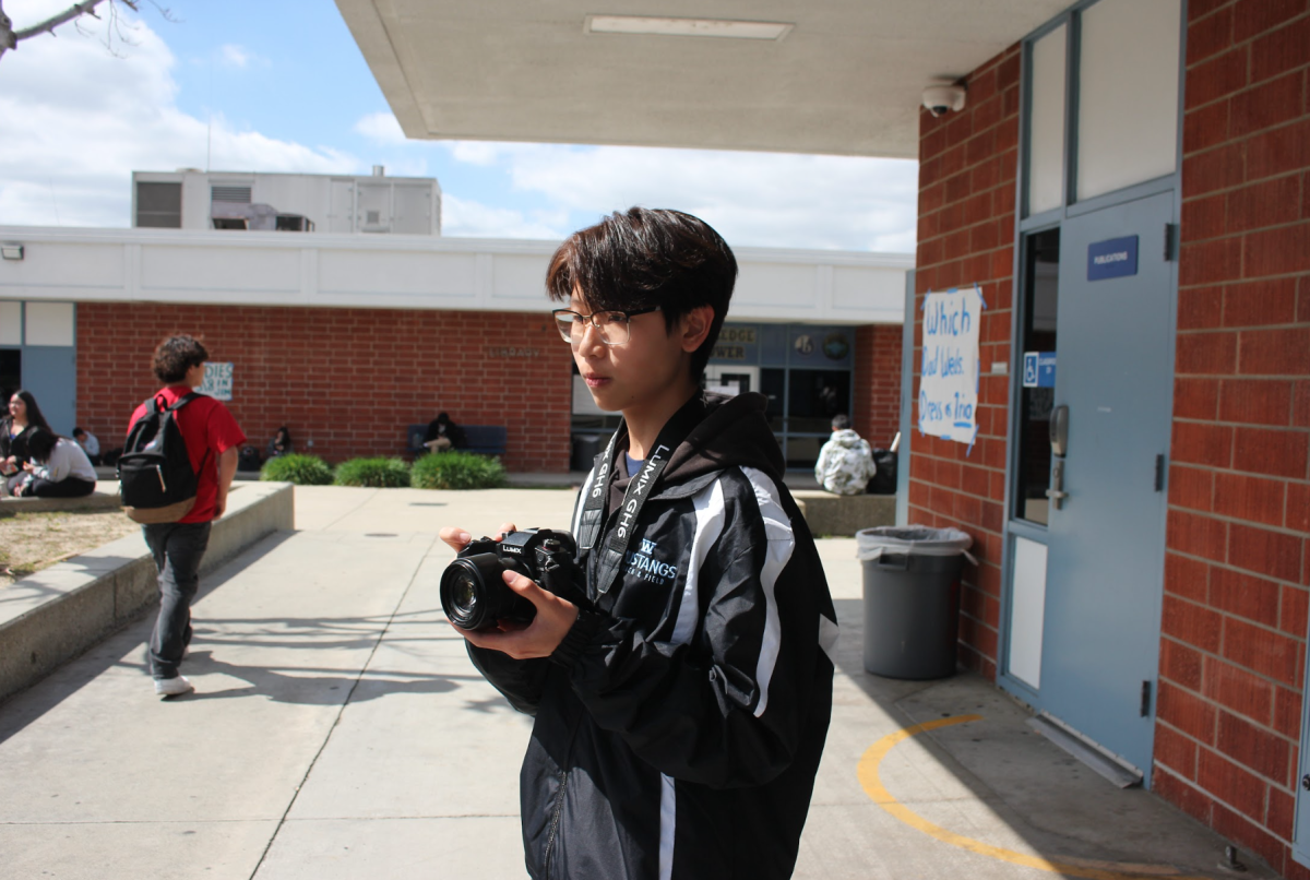 Sophomore Arvin Chau prepares to grab a video shot of life on campus. “A lot of these moments are unpredictable and it’s always a hit or miss. Once you miss it, it’s gone, so I just free style it,” Chau said. “The more you film, the more you understand your style and know what shots you like to get.” 